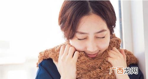 正确的戴围巾方法图解 女生正确戴围巾的方式