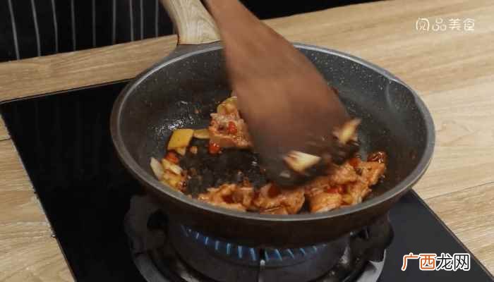 五花肉怎么做好吃 土豆烧肉的做法
