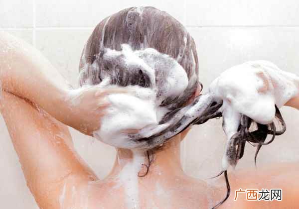 头皮上的螨虫可以用洋葱汁、大蒜汁洗头;用硫磺皂除螨、牛蒡根迷 头皮上的螨虫怎么去除