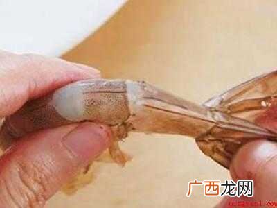 活虾怎么快速剥虾壳的具体操作步骤 活虾怎么快速剥虾壳
