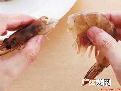 活虾怎么快速剥虾壳的具体操作步骤 活虾怎么快速剥虾壳