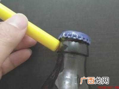用打火机怎么撬开啤酒瓶的具体操作步骤 用打火机怎么撬开啤酒瓶