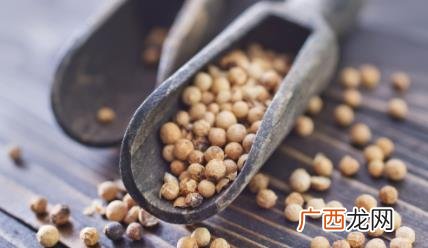 黑胡椒和白胡椒做菜怎么使用 黑胡椒和白胡椒是同一种胡椒吗