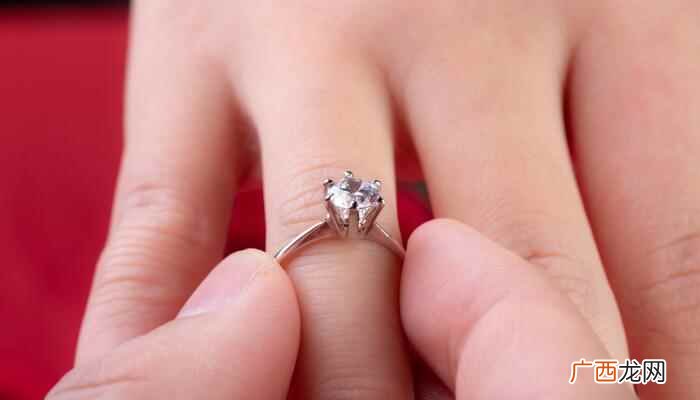 结婚戒指佩戴有三个标准 结婚戒指怎么戴