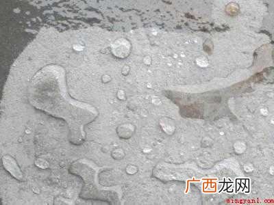食用油倒了一地怎么办的具体操作步骤 食用油倒了一地怎么办