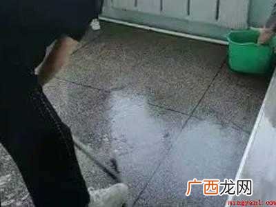 食用油倒了一地怎么办的具体操作步骤 食用油倒了一地怎么办