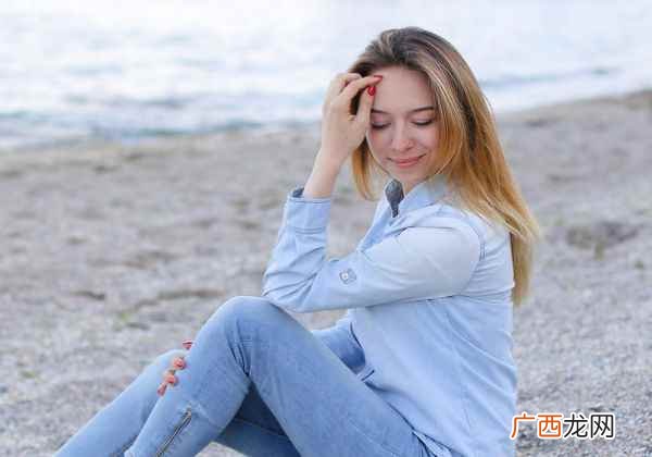 驼色大衣搭配具有黑色显高瘦的内搭非常的高贵大气 驼色大衣内搭怎么穿