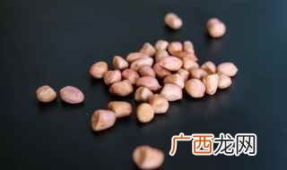 花生米表面颜色变深、外皮带有些许焦黄、尝一粒口感香脆就可以吃 空气炸锅炸花生米需要多少时间