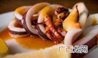 胡萝卜、青椒、葱姜蒜、盐、生抽、胡椒粉、鱼露、食用油 炒鲜鱿鱼怎么才入味