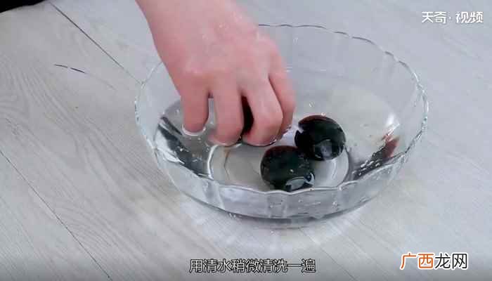 青红尖椒切末的做法步骤 凉拌皮蛋怎么做