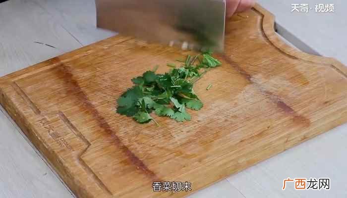 青红尖椒切末的做法步骤 凉拌皮蛋怎么做