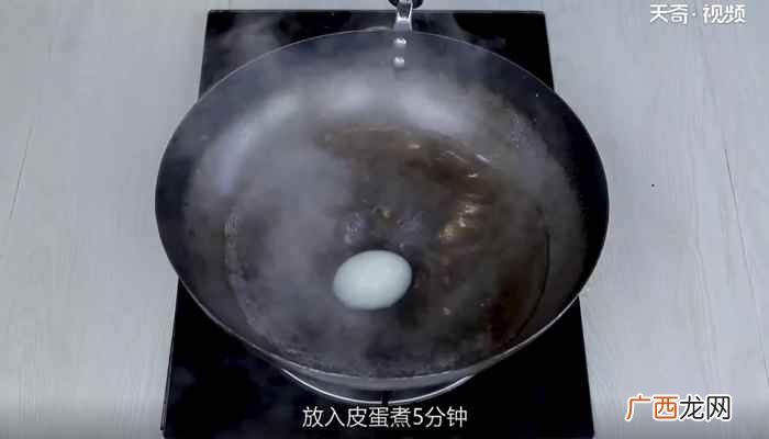 青红尖椒切末的做法步骤 凉拌皮蛋怎么做