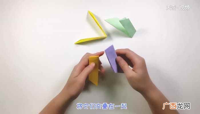彩纸怎么取四张颜色不同的正方形 最简单的飞镖折法