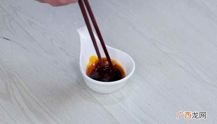 青红尖椒切末的做法步骤 尖椒皮蛋的做法