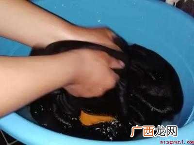 黑色衣服漂白变铁锈红怎么办