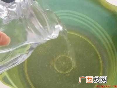 黑色衣服漂白变铁锈红怎么办