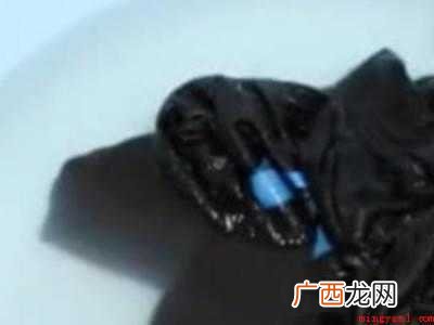 黑色衣服漂白变铁锈红怎么办
