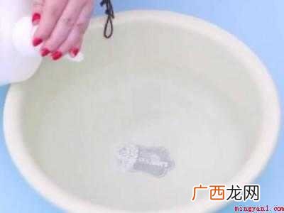 衣服被其他衣服染色了怎么洗掉的具体操作步骤 衣服被其他衣服染色了怎么洗掉