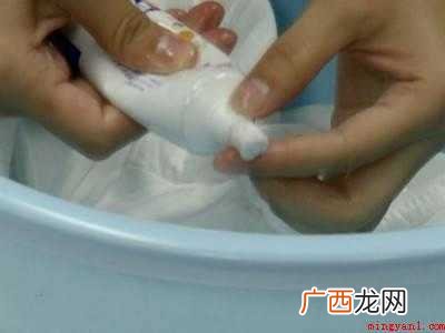 衣服被其他衣服染色了怎么洗掉的具体操作步骤 衣服被其他衣服染色了怎么洗掉