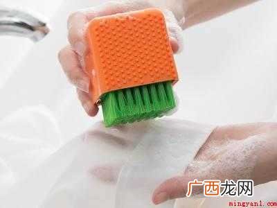 衣服被其他衣服染色了怎么洗掉的具体操作步骤 衣服被其他衣服染色了怎么洗掉