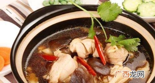 小鸡炖蘑菇用多大的鸡一般用1斤—3斤的鸡 小鸡炖蘑菇用多大的鸡好