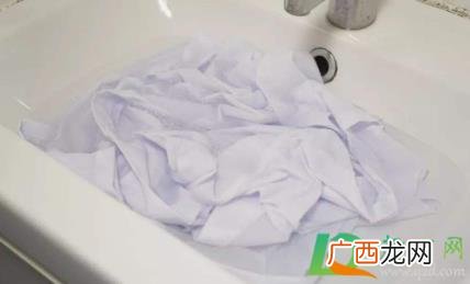 白衬衣领怎么清洗发黄的印记 白衬衣领的黄渍怎么洗