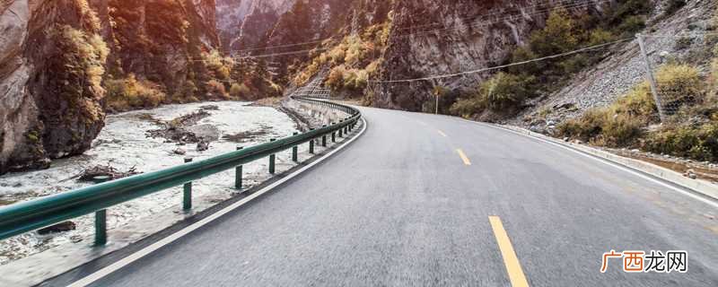 路肩的意思是:设于车道外侧、路面边线与护栏或边沟间的道路 路肩是什么意思