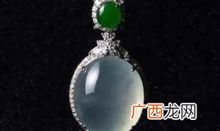 翡翠金镶玉吊坠的价格与玉质、黄金含量和品牌附加值有关 金镶玉翡翠吊坠价格