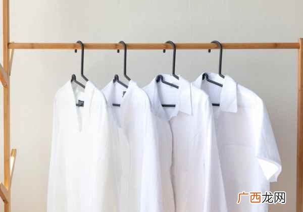 衣服正面平铺在较平的地方 短袖衬衫折叠方式