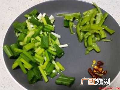 丝瓜咋做好吃简单做法共有4步,可做丝瓜菌菇鸡蛋汤 丝瓜咋做好吃简单做法