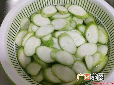丝瓜咋做好吃简单做法共有4步,可做丝瓜菌菇鸡蛋汤 丝瓜咋做好吃简单做法