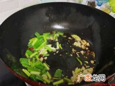 丝瓜咋做好吃简单做法共有4步,可做丝瓜菌菇鸡蛋汤 丝瓜咋做好吃简单做法