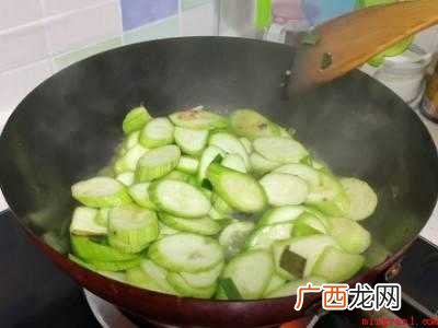 丝瓜咋做好吃简单做法共有4步,可做丝瓜菌菇鸡蛋汤 丝瓜咋做好吃简单做法