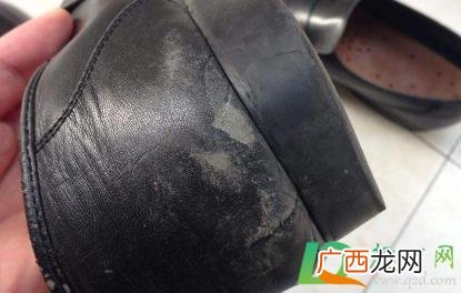 皮鞋掉皮怎样修理啊 皮鞋后跟掉皮如何修理