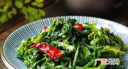 炒茼蒿的时候要不要过下水了 炒茼蒿不焯水可以吗