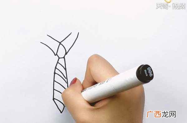 条纹分割处涂上蓝色就可以了 领带简笔画