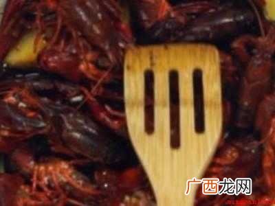 小龙虾怎么吃正确方法共有4步 小龙虾怎么吃正确方法