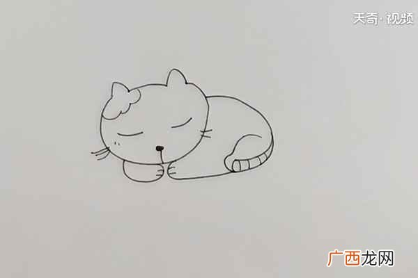 小猫脸上的花纹和身体涂上紫色 猫咪简笔画