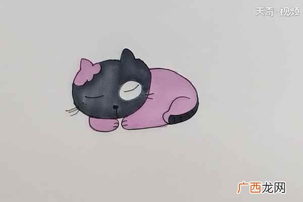 小猫脸上的花纹和身体涂上紫色 猫咪简笔画