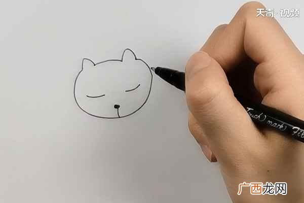 小猫脸上的花纹和身体涂上紫色 猫咪简笔画