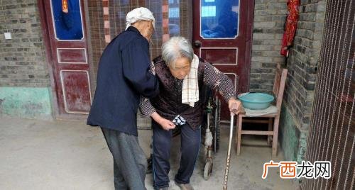 老人找老伴好不好 父母老了后要再婚你会支持吗