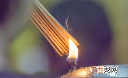 上香时被香灰烫到寓意什么意思 上香时被香灰烫了手是什么预兆