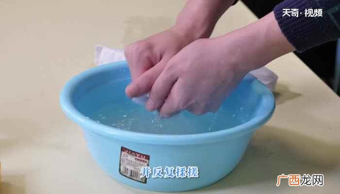 奶茶弄到白衣服上怎么洗 怎么清洗奶茶污渍
