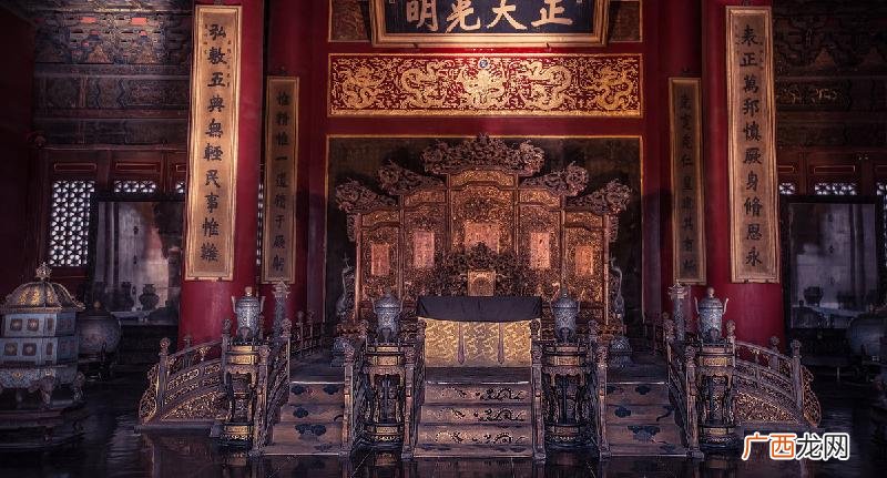 什么时期创立开始实施的 九品中正制是谁创立的