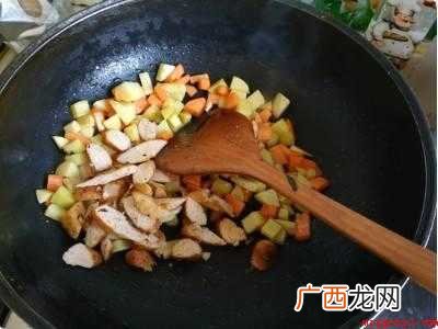 闷饭菜怎么弄的具体操作步骤 闷饭菜怎么弄