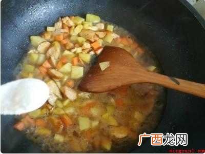 闷饭菜怎么弄的具体操作步骤 闷饭菜怎么弄
