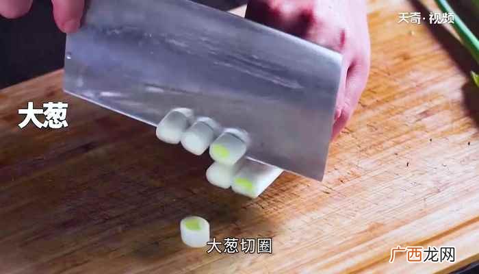 鲫鱼怎么做好吃 小鱼焖豆腐怎么做