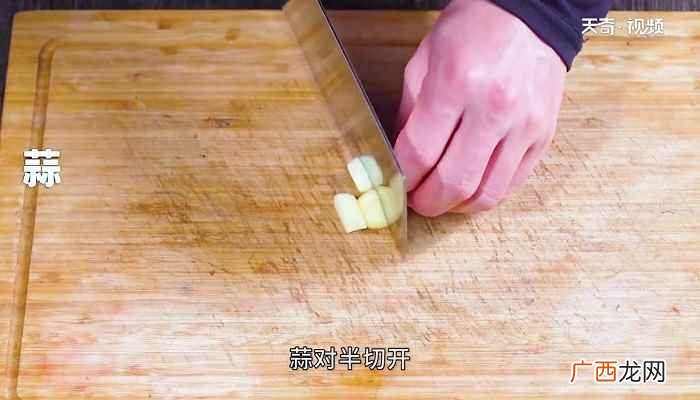 鲫鱼怎么做好吃 小鱼焖豆腐怎么做