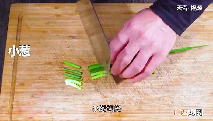 鲫鱼怎么做好吃 小鱼焖豆腐怎么做