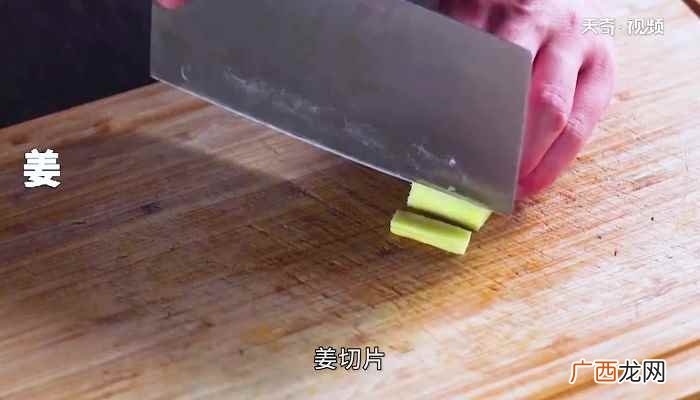 鲫鱼怎么做好吃 小鱼焖豆腐怎么做